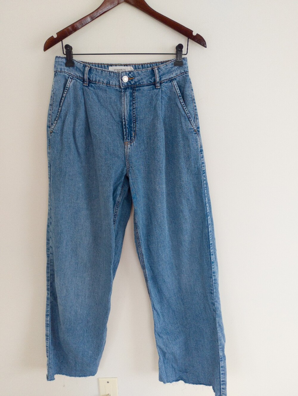Dynamite Wide Leg Pleated Jeans Light Wash High Rise Raw Hem 25